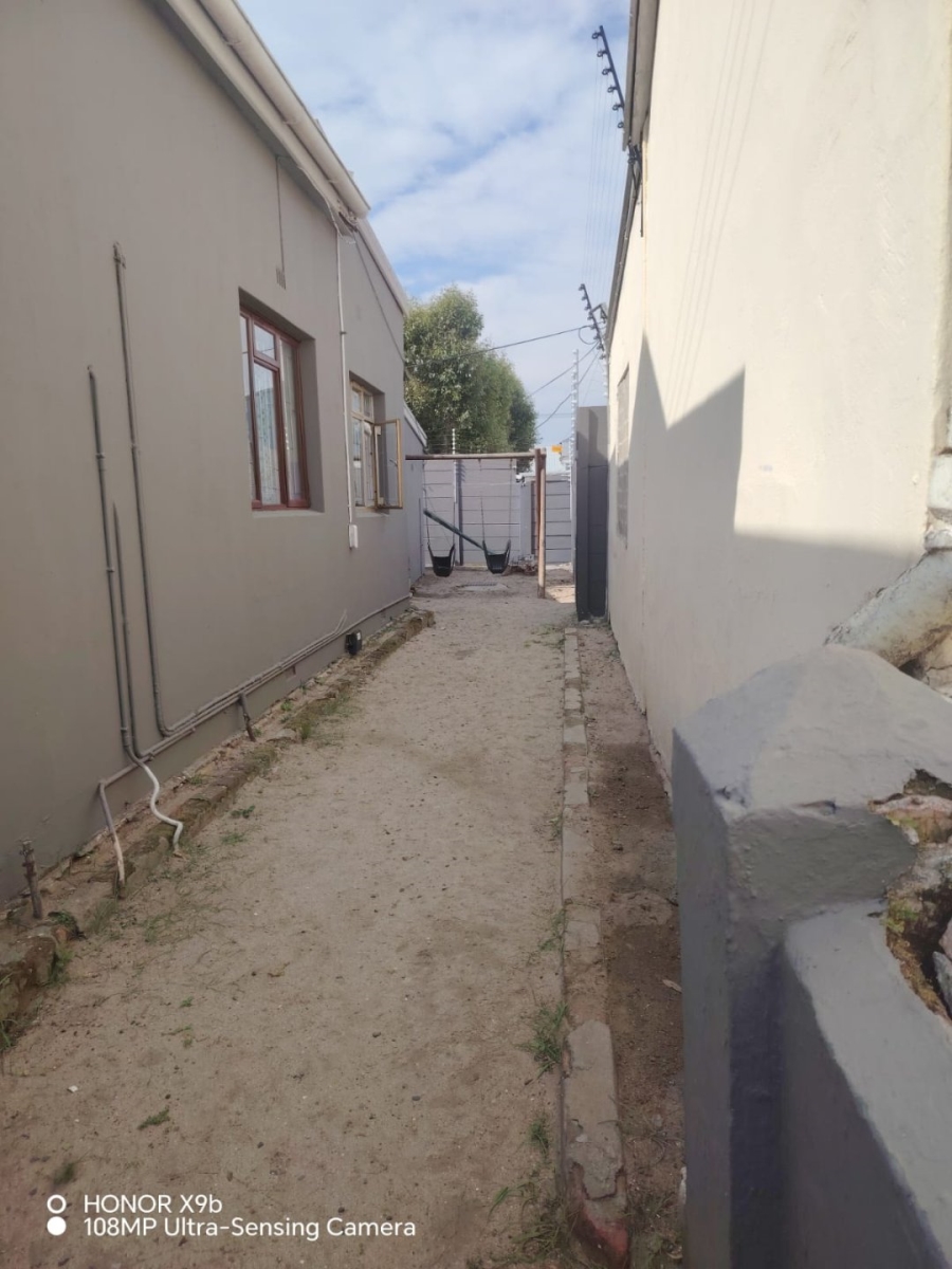 5 Bedroom Property for Sale in Wynberg Upper Western Cape